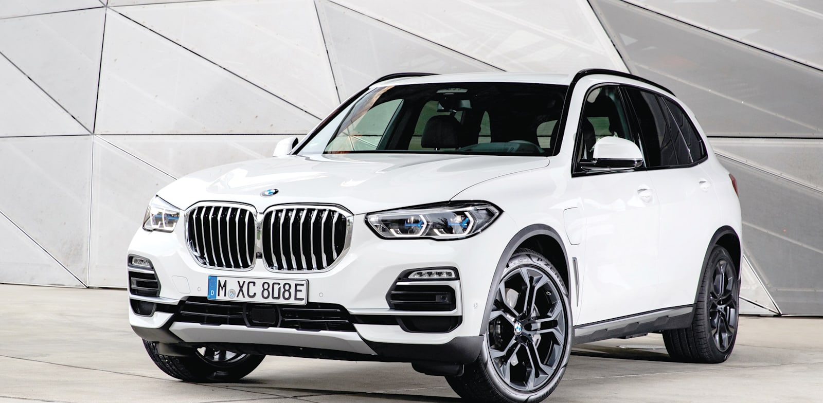 The next generation of the BMW X5: with a connection to electricity and 