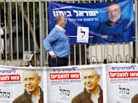 שלטים בזמן יום הבחירות לכנסת ה-23 / צילום: שלומי יוסף