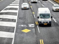 נתיב תחבורה ציבורית בכביש 2 / צילום: שלומי יוסף