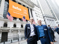 ראובן הריסון (מימין) ורובי כיטוב, מייסדי חברת תופין (Tufin), בבורסת ניו יורק / צילום: יח''צ / צילום: יח''צ