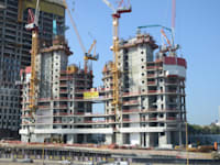 שלט בניה דניה סיבוס / צילום: איל יצהר