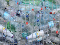 כלוב מיחזור בקבוקים / צילום: איל יצהר