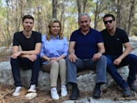 ראש הממשלה לשעבר ח"כ בנימין נתניהו עם רעייתו ובניו / צילום: קובי גדעון-לע"מ