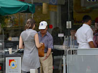 מאבטח בכניסה לקניון / צילום: תמר מצפי