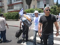 יאיר לפיד והלל קוברינסקי מאחוריו/ צילום: רוני שיצר