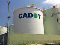 מיכל ממותג של חברת גדות / צילום: מירב רביב