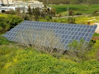 מערכת סולארית במושב נחם / צילום: איל יצהר