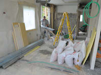 שקי מלט וחול. העלייה במחיר המלט תשפיע יותר על פרויקטי תשתיות / צילום: איל יצהר