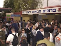 מתגייסים חדשים ברחבת הכניסה לבקו''ם, תל השומר / צילום: אבי אוחיון - לע''מ