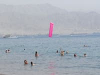 אילת -  מתרחצים בחוף הים - חוף רחצה / צילום: איל יצהר