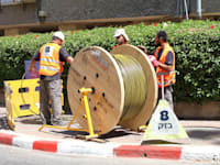 בזק פורסת סיבים אופטיים / צילום: איל יצהר