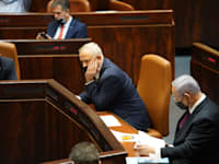 בני גנץ ובנימין נתניהו בהצבעה לפיזור הכנסת / צילום: דני שם טוב - דוברות הכנסת