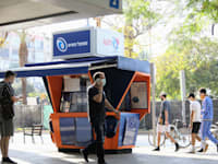 ממלאים טוטו לוטו  + דוכן מפעל הפיס אבן גבירול ת"א / צילום: שלומי יוסף