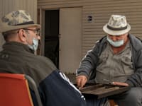 קשישים  בחוף אשקלון. האג"ח המיועדות הן עוגן חזק בקרנות הפנסיה / צילום: Shutterstock