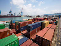 מכולות בנמל חיפה. יצוא הסחורות של ישראל קטן ב־4% ב־2020 / צילום: Reuters, Ronen Zvulun