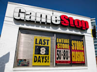 סניף של רשת גיימסטופ לפני סגירה / צילום: Reuters, Kristoffer Tripplaar/Sipa