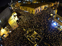 הלוויה המונית במגזר החרדי בזמן מגפת הקורונה / צילום: שוקי לרר