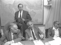 מימין: ישראל קיסר, שמעון פרס, יצחק מודעי, אלי הורביץ ויצחק שמיר, 1985 / צילום: יעקב סער - לע"מ