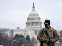 חייל המשמר הלאומי שומר בוושינגטון בזמן היום השלישי של משפט ההדחה של דונלד טראמפ / צילום: Associated Press, Jose Luis Magana