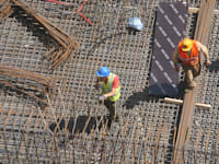 פועלי בניין. כל נושא ההכשרות המקצועיות מפוזר בין משרדי הממשלה / צילום: עינת לברון