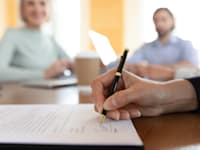 חתימה על הסכם / אילוסטרציה: Shutterstock, fizkes