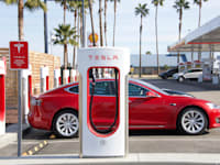 תחנת טעינה של טסלה / צילום: Shutterstock