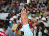 מפגינים באסיה מצדיעים עם שלוש אצבעות כמו ב"משחקי הרעב" / צילום: Associated Press