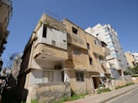 הבניין ברחוב הרצל 91 בבני ברק. ארבעה עררים, שתי עתירות מנהליות ותביעה כספית / צילום: איל יצהר