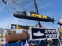 מיצג מחאה לפתיחת ועדת חקירה בפרשת הצוללות / צילום: ניצן שפיר