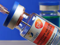 בקבוקון של חברת סאנופי עם חיסון לקורונה / צילום: Reuters, Martin Wagner