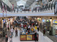 קניון. הביגוד וההנעלה נעשים באופן קבוע זולים יותר לאורך זמן / צילום: אייל פישר