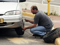 החלפת גלגל. מוסכים ניידים יוכלו כעת לבצע שורה של תיקונים שאינם תיקוני חירום / אילוסטרציה: אייל פישר