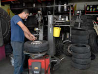 מוסך צמיגים / צילום: תמר מצפי