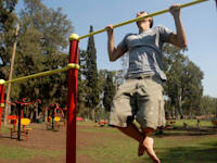 אימוני כושר בפארק / צילום: תמר מצפי