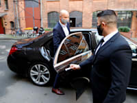 מנכ"ל Blacklane ינס וולטורף נכנס לרכב של החברה / צילום: Reuters, Fabrizio Bensch