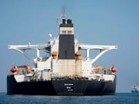 מיכלית נפט איראנית עוגנת סמוך למפרץ גיברלטר / צילום: Associated Press, Marcos Moreno