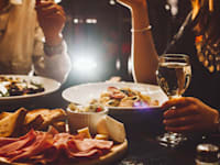 ארוחת ערב במסעדה / אילוסטרציה: Shutterstock