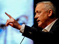 בני גנץ בקמפיין בחירות ברמת גן, שלשום / צילום: Reuters, Corinna Kern