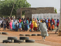 ילדות שבות הביתה לאחר שנחטפו בזאמפריה / צילום: Reuters, AFOLABI SOTUNDE