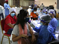 אישה מקבלת את החיסון לקורונה של  סינופארם בדובאי / צילום: Associated Press, Kamran Jebreili