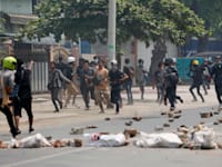 מפגינים בורחים אחרי שהמשטרה ירתה לעברם  גז מדמיע / צילום: Associated Press, AP Photo