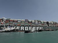 ספינת האבר גיבן תקועה בסואץ / צילום: Reuters, Suez Canal Authority