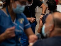 מבצע החיסונים נגד קורונה בצ'ילה / צילום: Associated Press, Esteban Felix