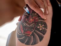 אדם בצ'ילה מקבל את המנה השנייה של החיסון נגד קורונה של סינובאק / צילום: Associated Press, Esteban Felix