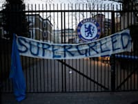 שלט שתלו אוהדי צ'לסי במחאה על הקמת הסופרליגה