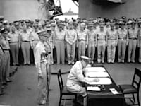 היכנעות צבא יפן בסוף מלחמת העולם השניה בנמל טוקיו / צילום: Associated Press