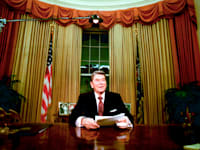 רונלד רייגן. קיבל את כלכלת ארה"ב במצב אנוש, וכפה על הקונגרס את קיצוצי המסים הגדולים ביותר בתולדות אמריקה. התוצאה: התאוששות / צילום: Associated Press, Ron Edmonds