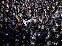 אלפים משתתפים בלוויה של הרוג באסון הר מירון / צילום: Associated Press, Ariel Schalit
