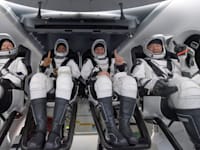 צוות האסטרונאוטים של החללית Resilience אחרי שנחתו בהצלחה בתוך הים / צילום: Associated Press, Bill Ingalls/NASA