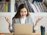 מזל טוב על העבודה החדשה, אבל אל תשכחו לבדוק את החוזה / צילום: Shutterstock